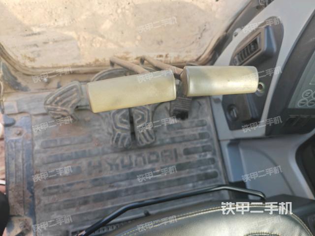 行走控制手柄和踏板 俯拍（驾驶室部分）