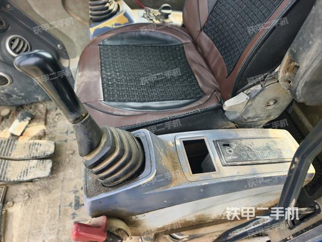 座椅左侧控制台/音响/含左手柄（驾驶室部分）