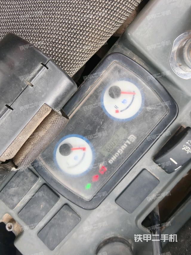 显示屏 (驾驶室部分) 显示屏 (驾驶室部分)