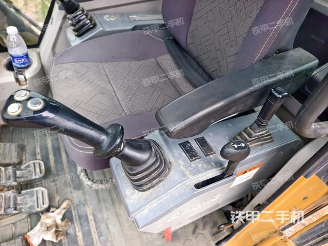 座椅左侧控制台/音响/含左手柄(驾驶室部分) 座椅左侧控制台/音响/含左手柄(驾驶室部分)