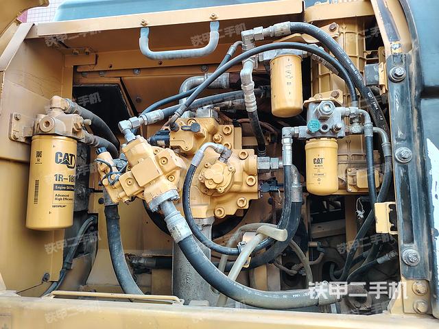 液压泵舱室正面整体（整机外观）