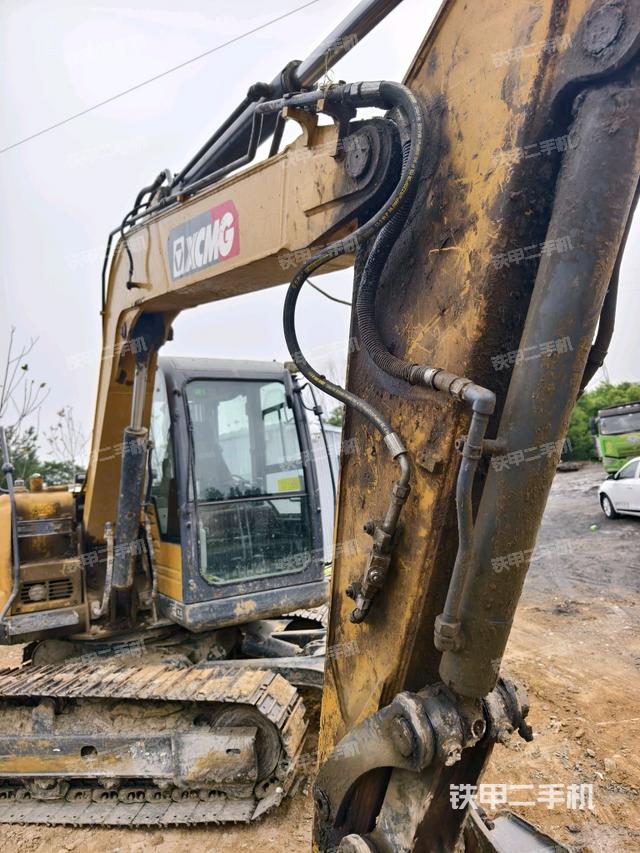 小臂整体右前(工作和回转装置) 小臂整体右前(工作和回转装置)