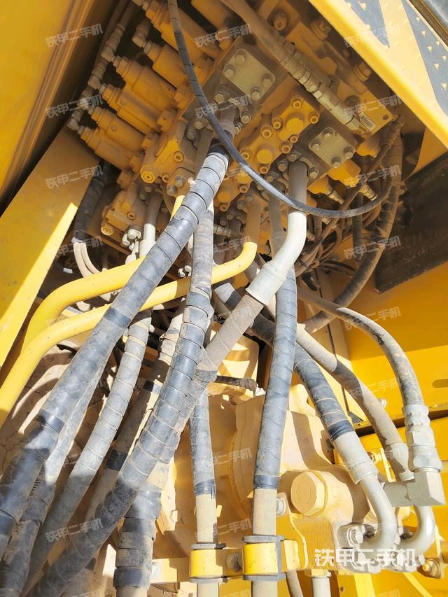 回轉(zhuǎn)馬達(dá)和主控閥(整機(jī)外觀) 回轉(zhuǎn)馬達(dá)和主控閥(整機(jī)外觀)