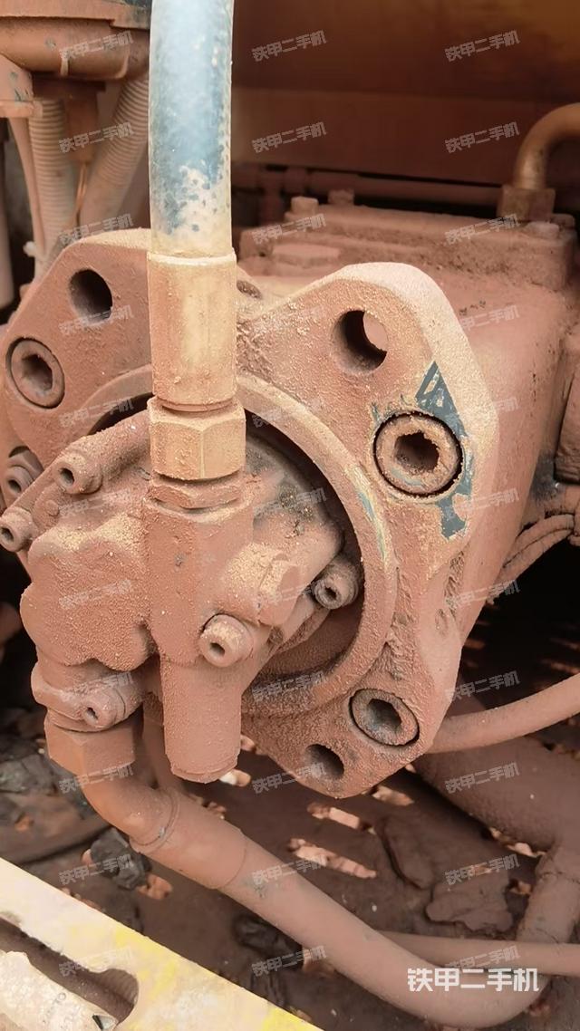 液压泵舱室正面整体（整机外观）