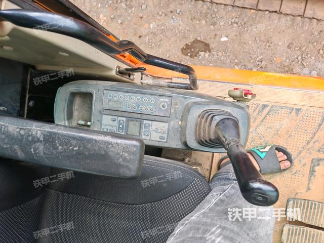座椅左側(cè)控制臺(tái)/音響/含左手柄(駕駛室部分) 座椅左側(cè)控制臺(tái)/音響/含左手柄(駕駛室部分)