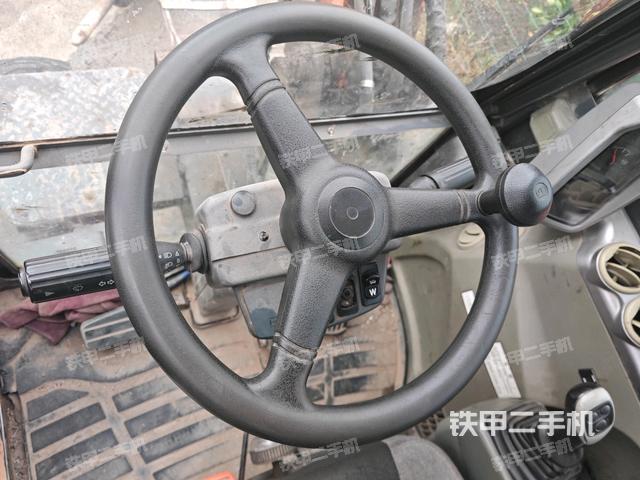 行走控制手柄和踏板?俯拍（駕駛室部分）