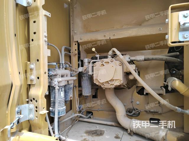 液壓泵艙室正面整體(整機外觀) 液壓泵艙室正面整體(整機外觀)