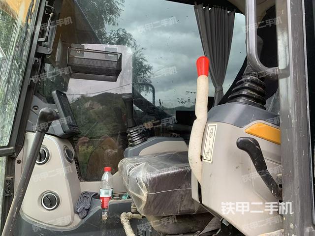 駕駛室整體(整機(jī)外觀) 駕駛室整體(整機(jī)外觀)