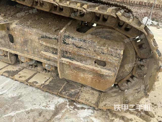單側(cè)履帶整體(整機(jī)外觀) 單側(cè)履帶整體(整機(jī)外觀)