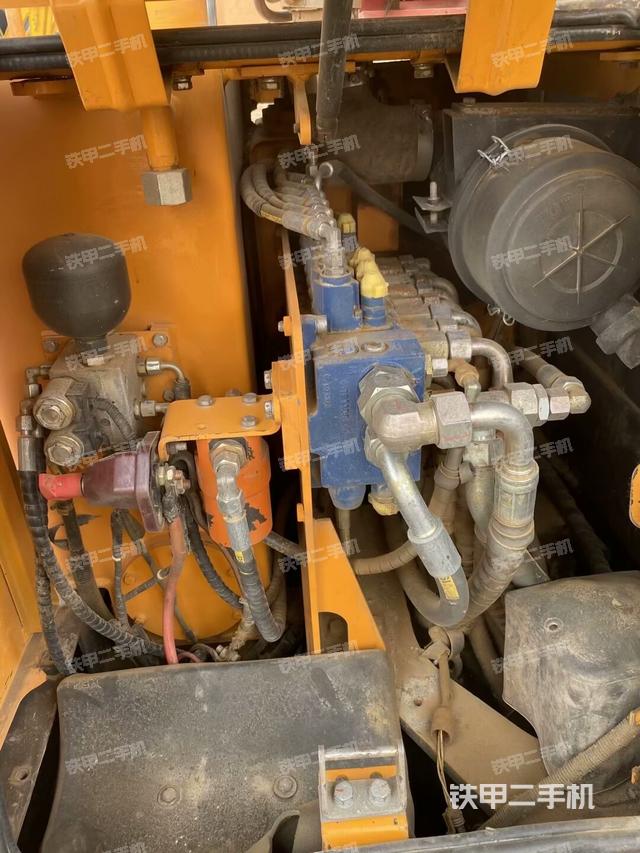 回轉馬達和主控閥（整機外觀）