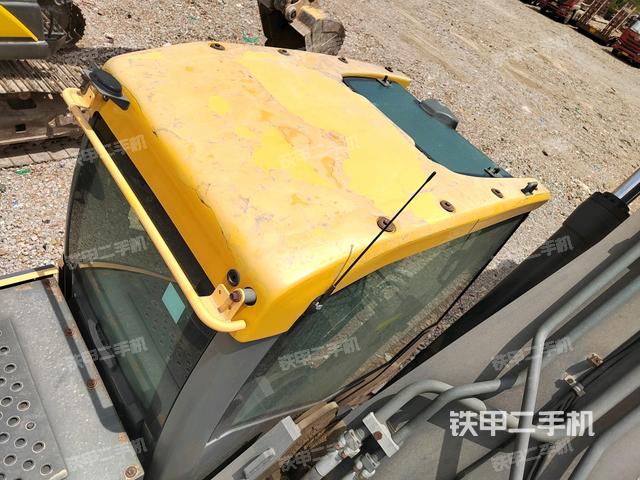 駕駛室頂部(整機(jī)外觀) 駕駛室頂部(整機(jī)外觀)