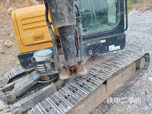 單側(cè)履帶整體(整機(jī)外觀) 單側(cè)履帶整體(整機(jī)外觀)
