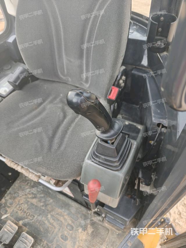 座椅左侧控制台/音响/含左手柄(驾驶室部分) 座椅左侧控制台/音响/含左手柄(驾驶室部分)