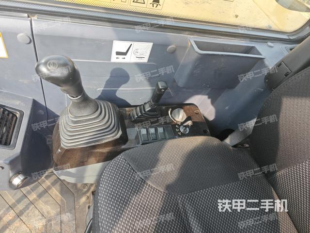 座椅右側(cè)控制臺(tái)/鑰匙門/油門/含右手柄(駕駛室部分) 座椅右側(cè)控制臺(tái)/鑰匙門/油門/含右手柄(駕駛室部分)