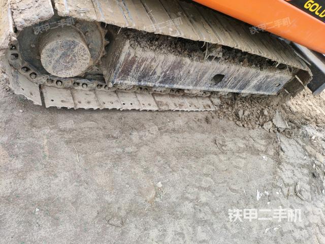 單側(cè)履帶整體(整機(jī)外觀) 單側(cè)履帶整體(整機(jī)外觀)