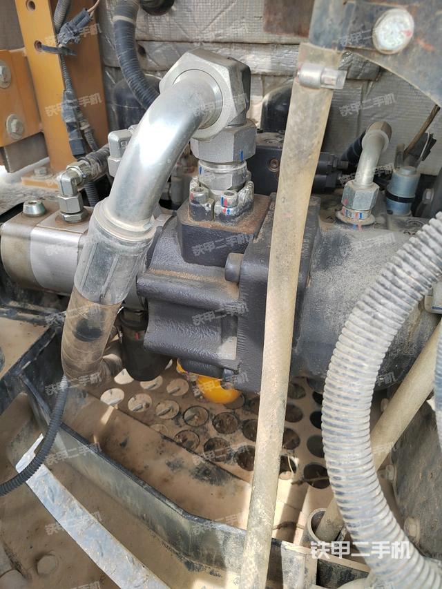 液压泵舱室正面整体(整机外观) 液压泵舱室正面整体(整机外观)