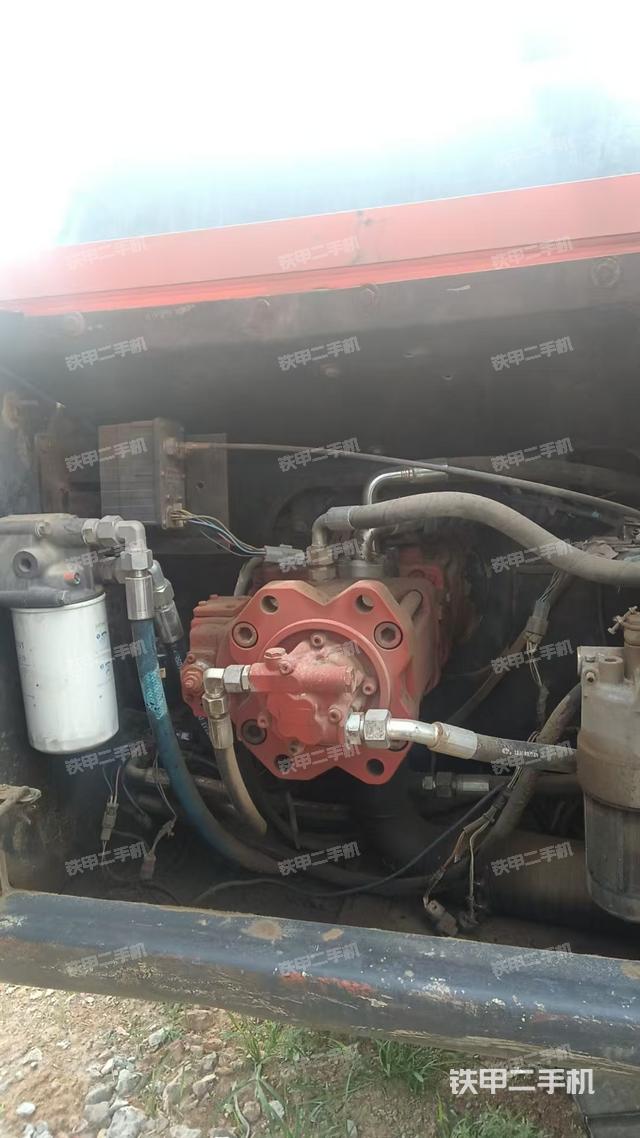 液压泵舱室正面整体（整机外观）