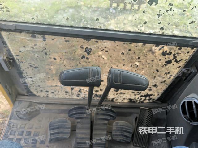 行走控制手柄和踏板?俯拍(駕駛室部分) 行走控制手柄和踏板?俯拍(駕駛室部分)