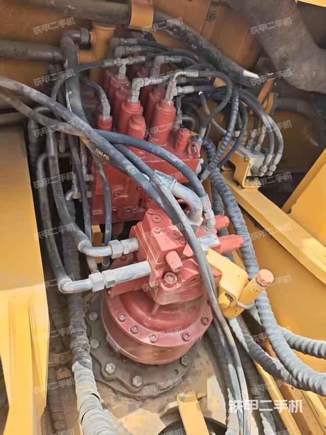 回转马达和主控阀(整机外观) 回转马达和主控阀(整机外观)