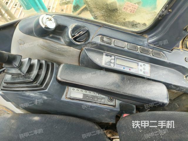 座椅左側(cè)控制臺/音響/含左手柄(駕駛室部分) 座椅左側(cè)控制臺/音響/含左手柄(駕駛室部分)
