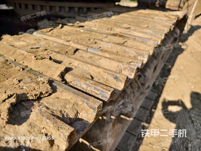 單側(cè)履帶整體(整機外觀) 單側(cè)履帶整體(整機外觀)