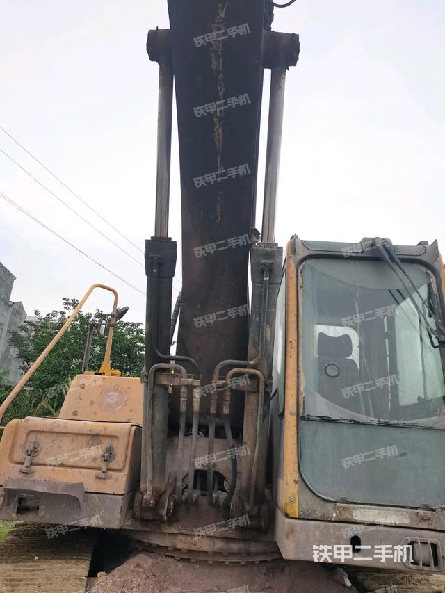 大臂油缸整体 竖拍(工作和回转装置) 大臂油缸整体 竖拍(工作和回转装置)