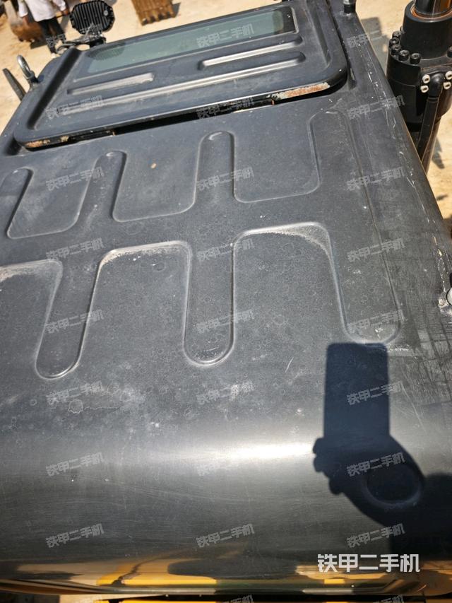 駕駛室頂部(整機(jī)外觀) 駕駛室頂部(整機(jī)外觀)