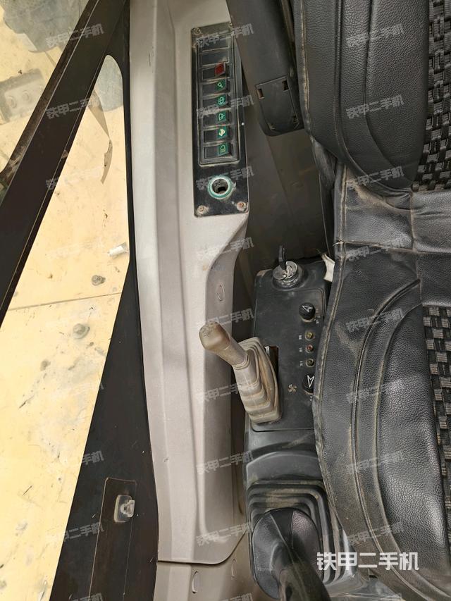 座椅左側(cè)控制臺/音響/含左手柄(駕駛室部分) 座椅左側(cè)控制臺/音響/含左手柄(駕駛室部分)