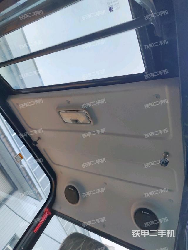 駕駛室頂部(整機外觀) 駕駛室頂部(整機外觀)