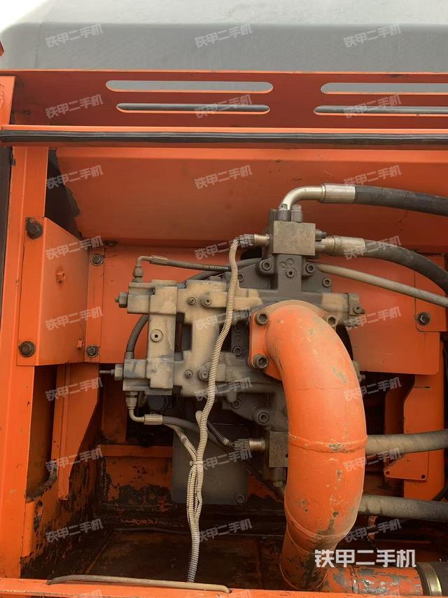 液壓泵艙室正面整體（整機外觀）