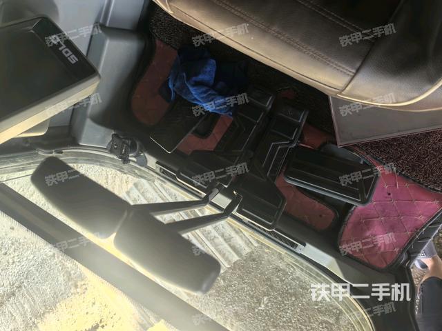 行走控制手柄和踏板 俯拍（驾驶室部分）