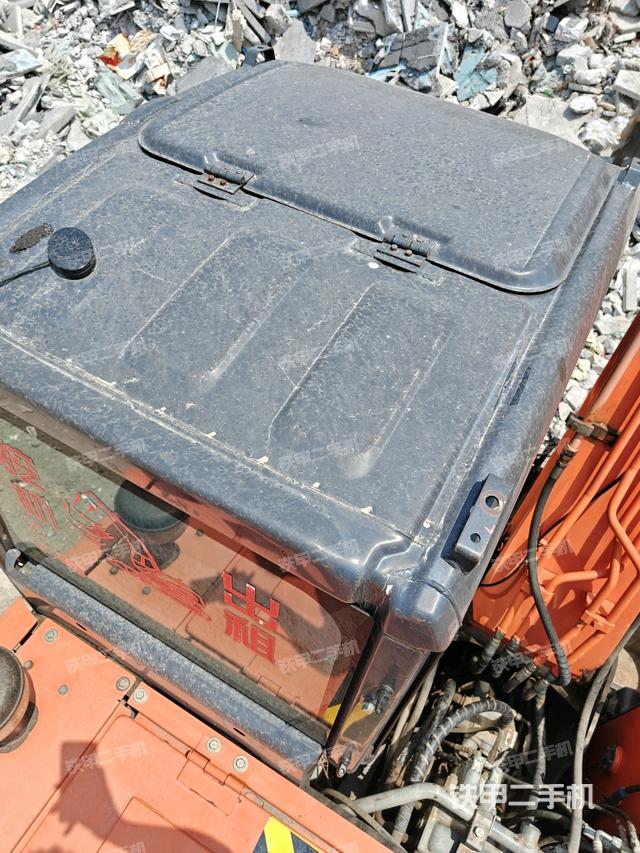 駕駛室頂部(整機(jī)外觀) 駕駛室頂部(整機(jī)外觀)