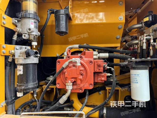 液壓泵艙室正面整體(整機(jī)外觀) 液壓泵艙室正面整體(整機(jī)外觀)