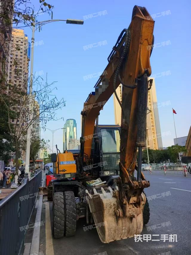 駕駛室頂部(整機外觀) 駕駛室頂部(整機外觀)
