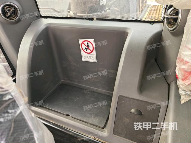 座椅右側(cè)控制臺/鑰匙門/油門/含右手柄(駕駛室部分) 座椅右側(cè)控制臺/鑰匙門/油門/含右手柄(駕駛室部分)