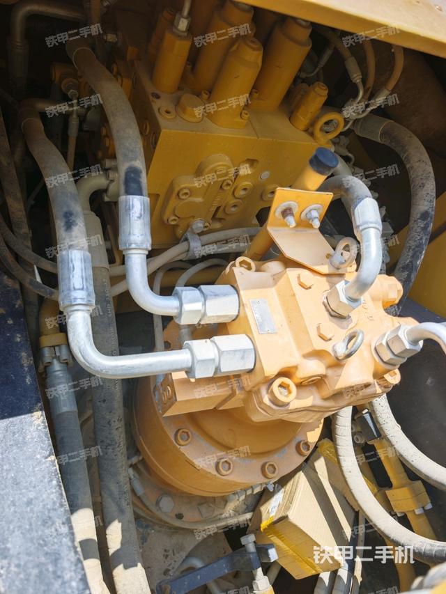 回轉(zhuǎn)馬達(dá)和主控閥(整機(jī)外觀) 回轉(zhuǎn)馬達(dá)和主控閥(整機(jī)外觀)