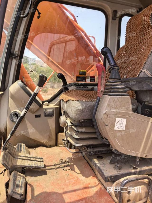 驾驶室整体(整机外观) 驾驶室整体(整机外观)