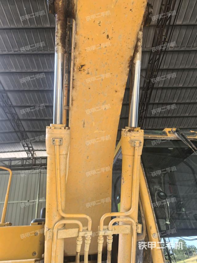 大臂油缸整体 竖拍（工作和回转装置）