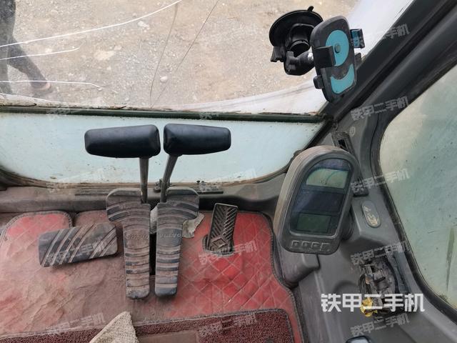行走控制手柄和踏板 俯拍(驾驶室部分) 行走控制手柄和踏板 俯拍(驾驶室部分)
