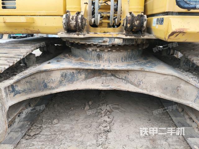 转盘和下车架正前(工作和回转装置) 转盘和下车架正前(工作和回转装置)