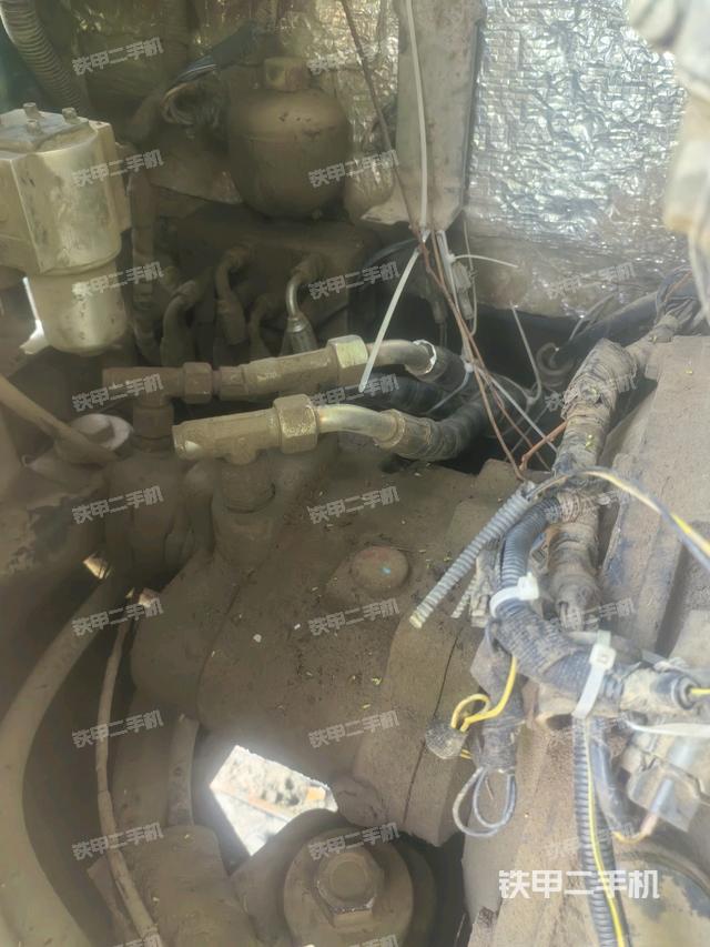 液壓泵艙室正面整體(整機外觀) 液壓泵艙室正面整體(整機外觀)