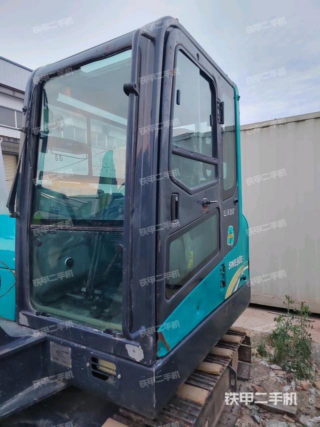 駕駛室整體(整機(jī)外觀) 駕駛室整體(整機(jī)外觀)