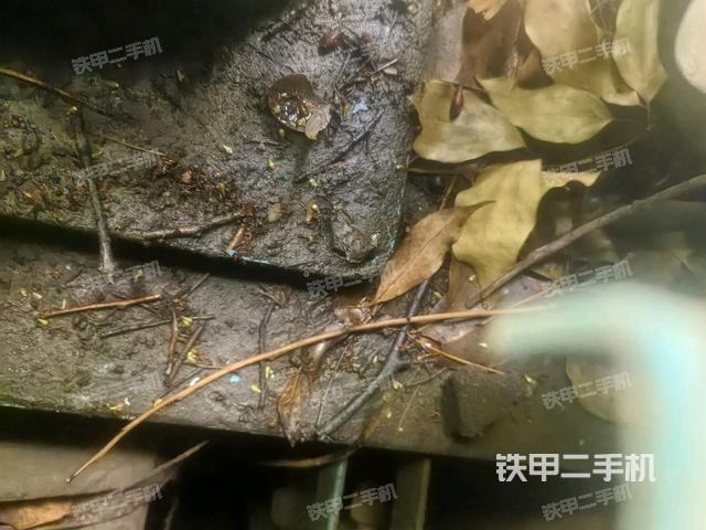 回轉(zhuǎn)馬達和主控閥(整機外觀) 回轉(zhuǎn)馬達和主控閥(整機外觀)