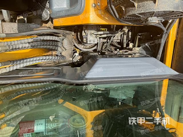 液壓泵艙室正面整體(整機外觀) 液壓泵艙室正面整體(整機外觀)