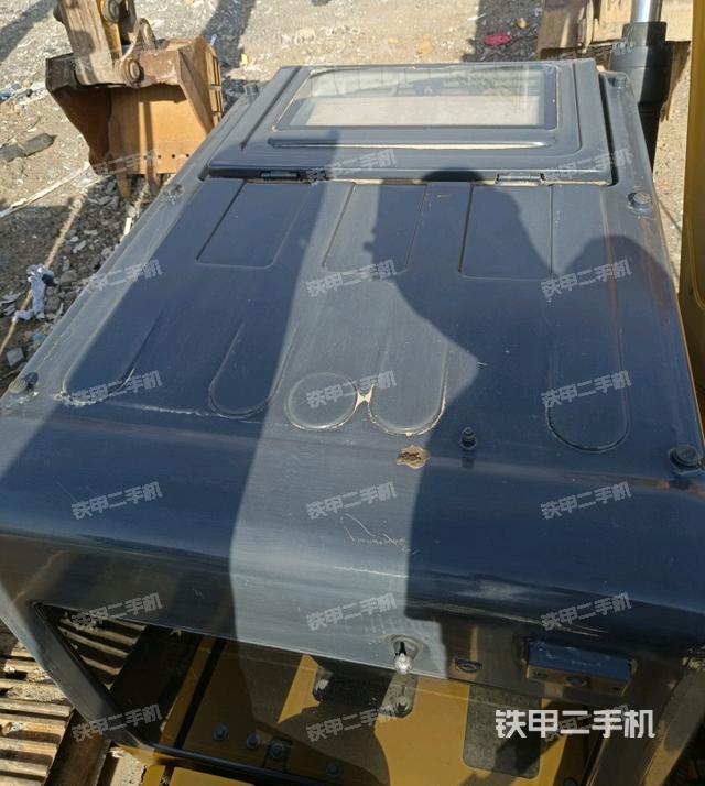 駕駛室頂部(整機(jī)外觀) 駕駛室頂部(整機(jī)外觀)