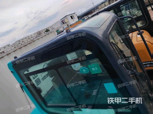 駕駛室頂部(整機(jī)外觀) 駕駛室頂部(整機(jī)外觀)