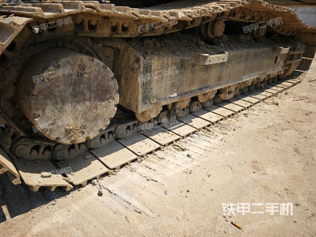 單側(cè)履帶整體(整機(jī)外觀) 單側(cè)履帶整體(整機(jī)外觀)