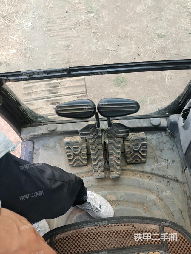 行走控制手柄和踏板?俯拍(駕駛室部分) 行走控制手柄和踏板?俯拍(駕駛室部分)