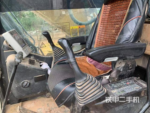 駕駛室整體(整機(jī)外觀) 駕駛室整體(整機(jī)外觀)