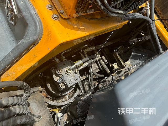 回轉(zhuǎn)馬達和主控閥(整機外觀) 回轉(zhuǎn)馬達和主控閥(整機外觀)